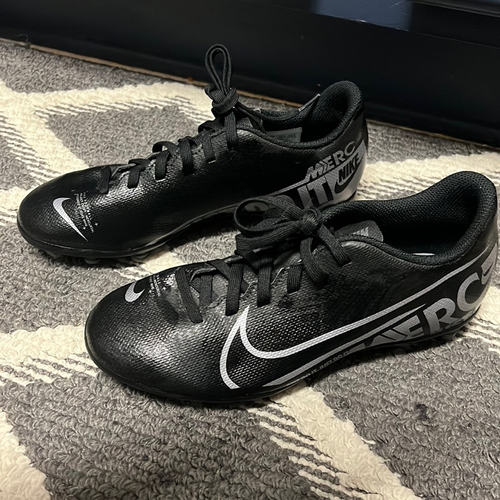 Boys Nike Soccer Shoes size 4.5 4 1/2